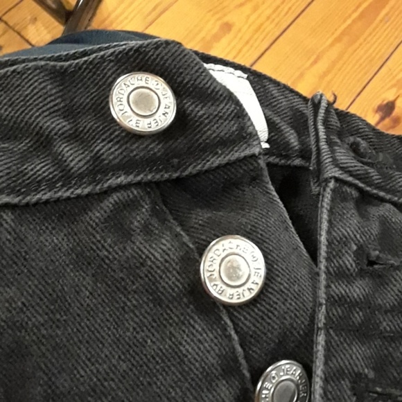 Classic Black High-Waisted Jeans - Picture 7 of 8